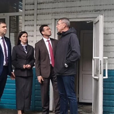 Партийный десант проверил ход ремонта круглосуточного стационара в Кувандыке