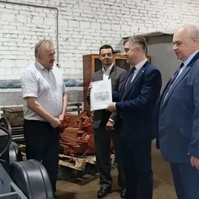 Медногорские коммунальщики получили новое оборудование для измельчения веток