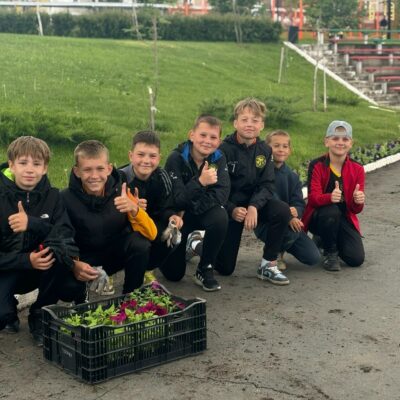 Юные спортсмены Медногорска высадили на стадионы петуньи