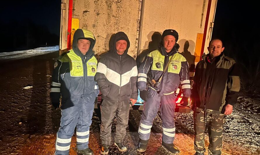 Госавтоинспекторы в Оренбуржье спасли попавшего в аварию москвича