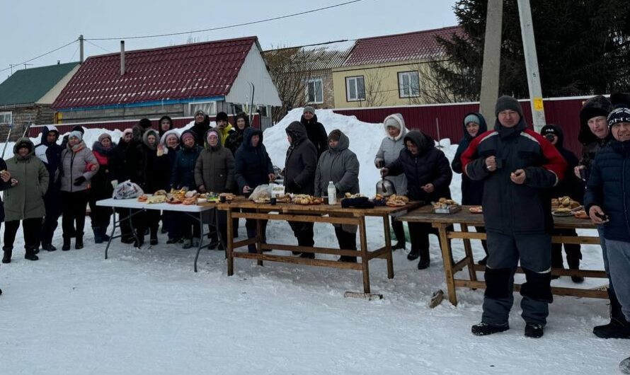 На всю округу музыка звучала