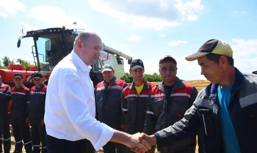 Евгений Солнцев отметил впечатляющие результаты уборочной кампании в Оренбуржье