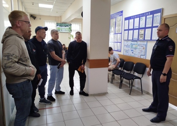 Перед экзаменом с будущими водителями в Шарлыке разговаривают полицейские