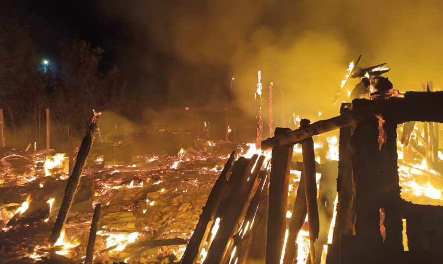 В Шарлыке пожарные шесть часов тушили огонь на улице Фрунзе