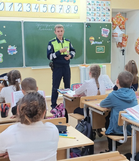 Полицейские Шарлыка рассказывают школьникам о правилах безопасности на дорогах