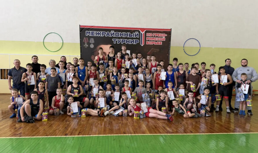 В Шарлыке состоялся турнир по греко-римской борьбе памяти участника СВО Михаила Калько