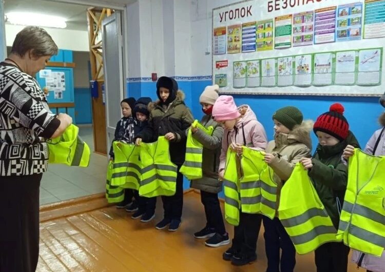 40 светоотражающих жилетов передали школьникам Шарлыкского района в рамках федерального проекта