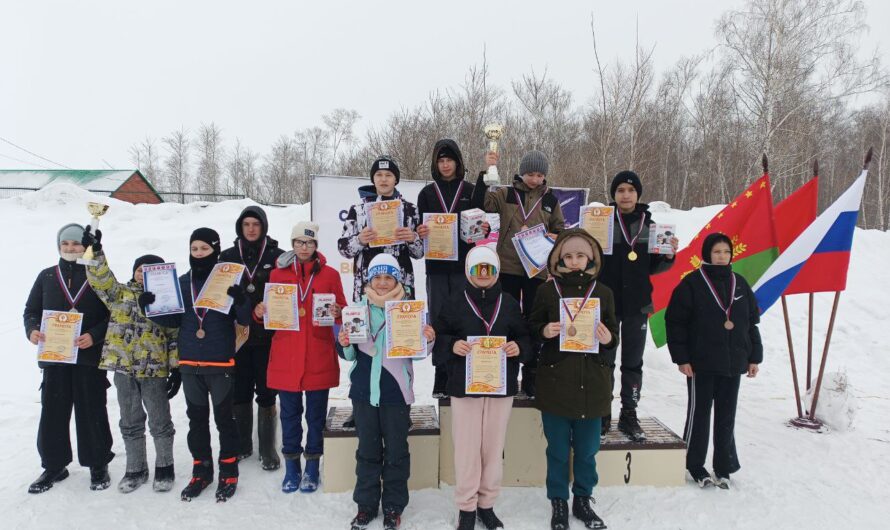 На лыжной  трассе в Шарлыке состоялись районные соревнования среди школьников