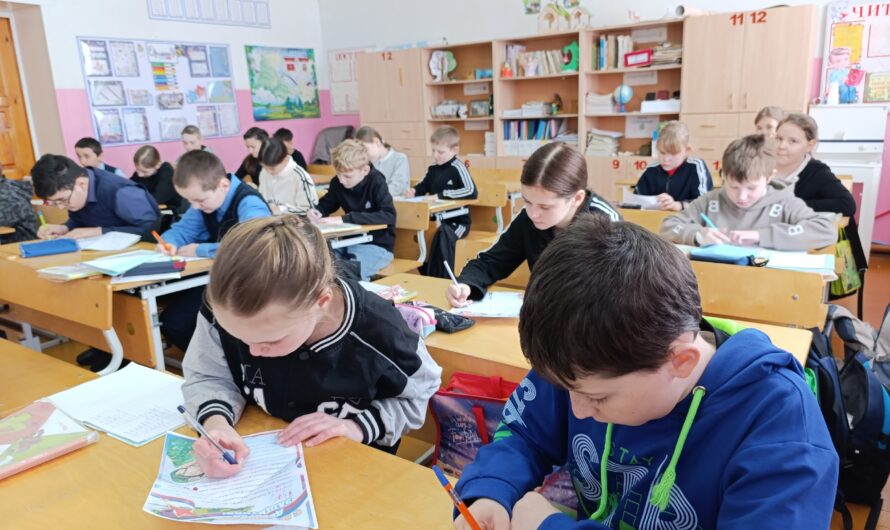 Шарлыкские школьники пишут письма солдатам