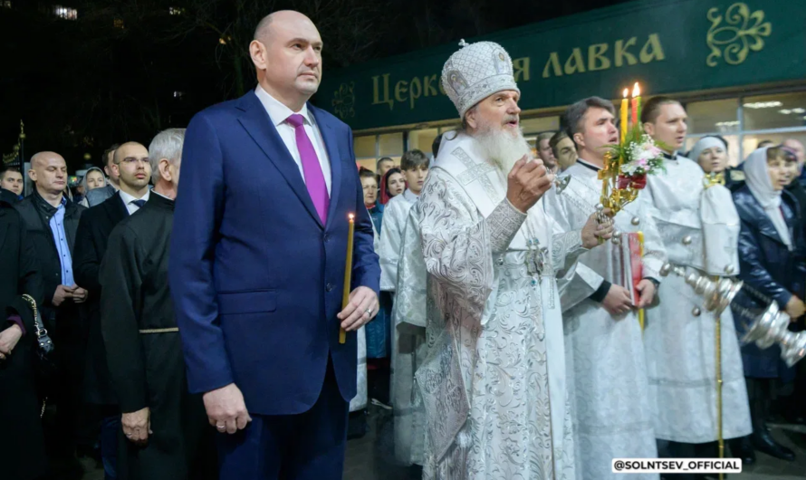 Евгений Солнцев поздравил оренбуржцев с Пасхой и поделился фото с ночной службы