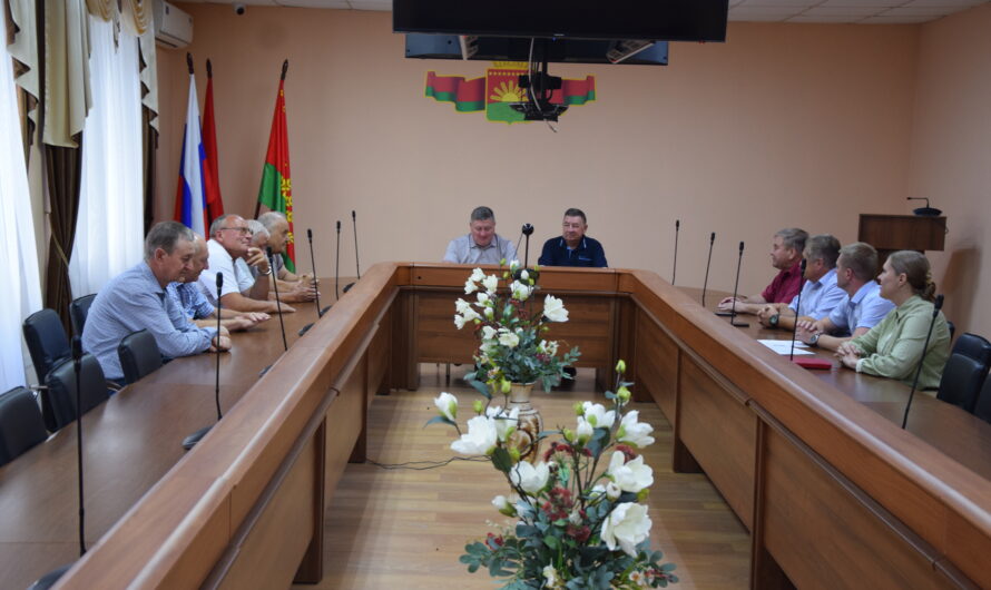 Глава Шарлыкского района провёл встречу с ветеранами муниципального управления
