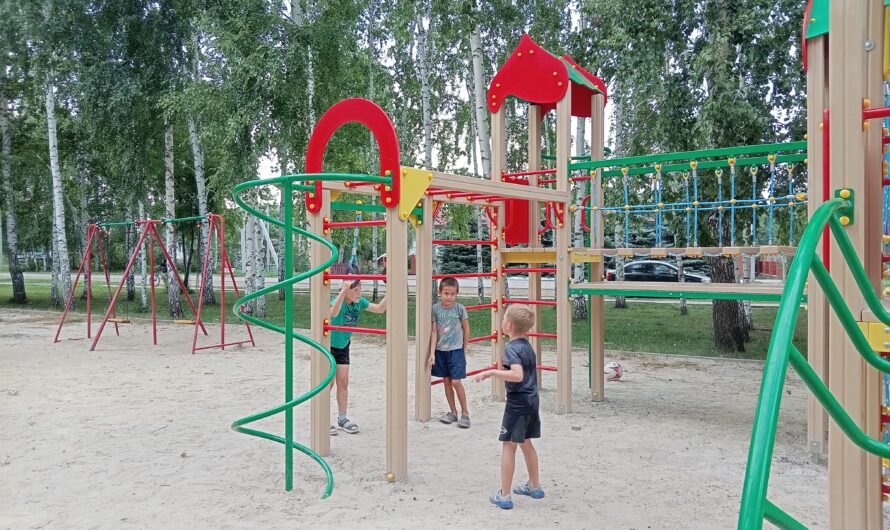 На площадке «Солнышко» в Шарлыке появились новые игровые комплексы