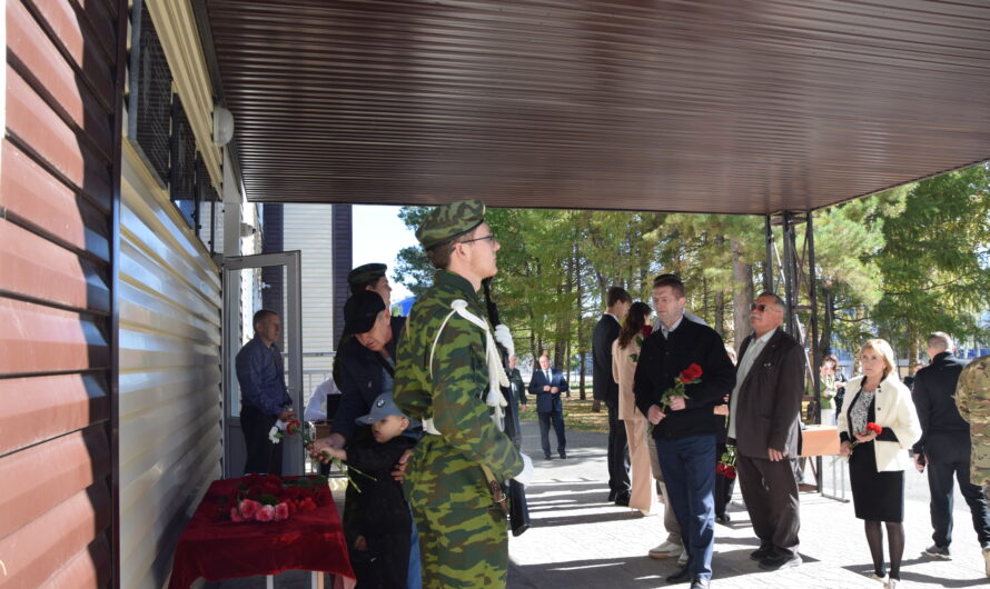 В Шарлыке открыли памятную доску погибшему на СВО воину