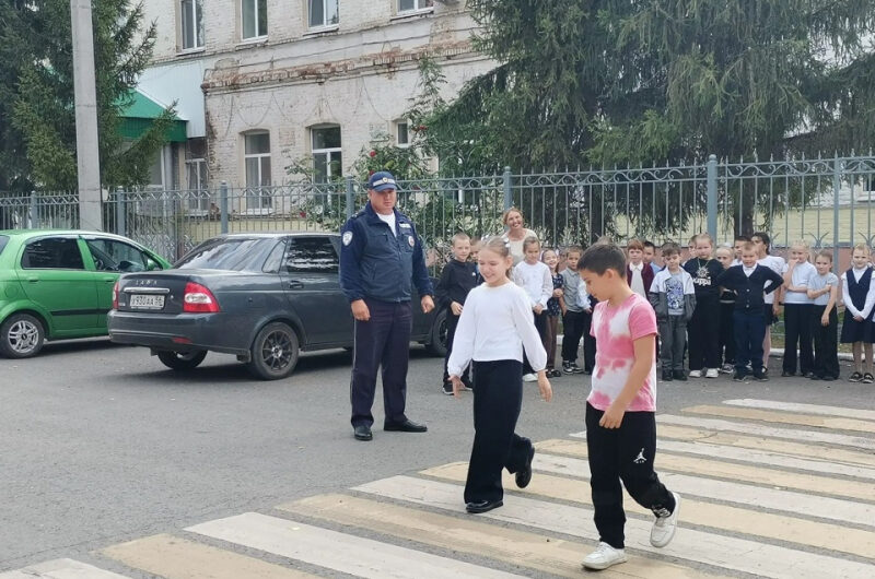 В Шарлыкской школе первоклассников учили безопасно переходить дорогу
