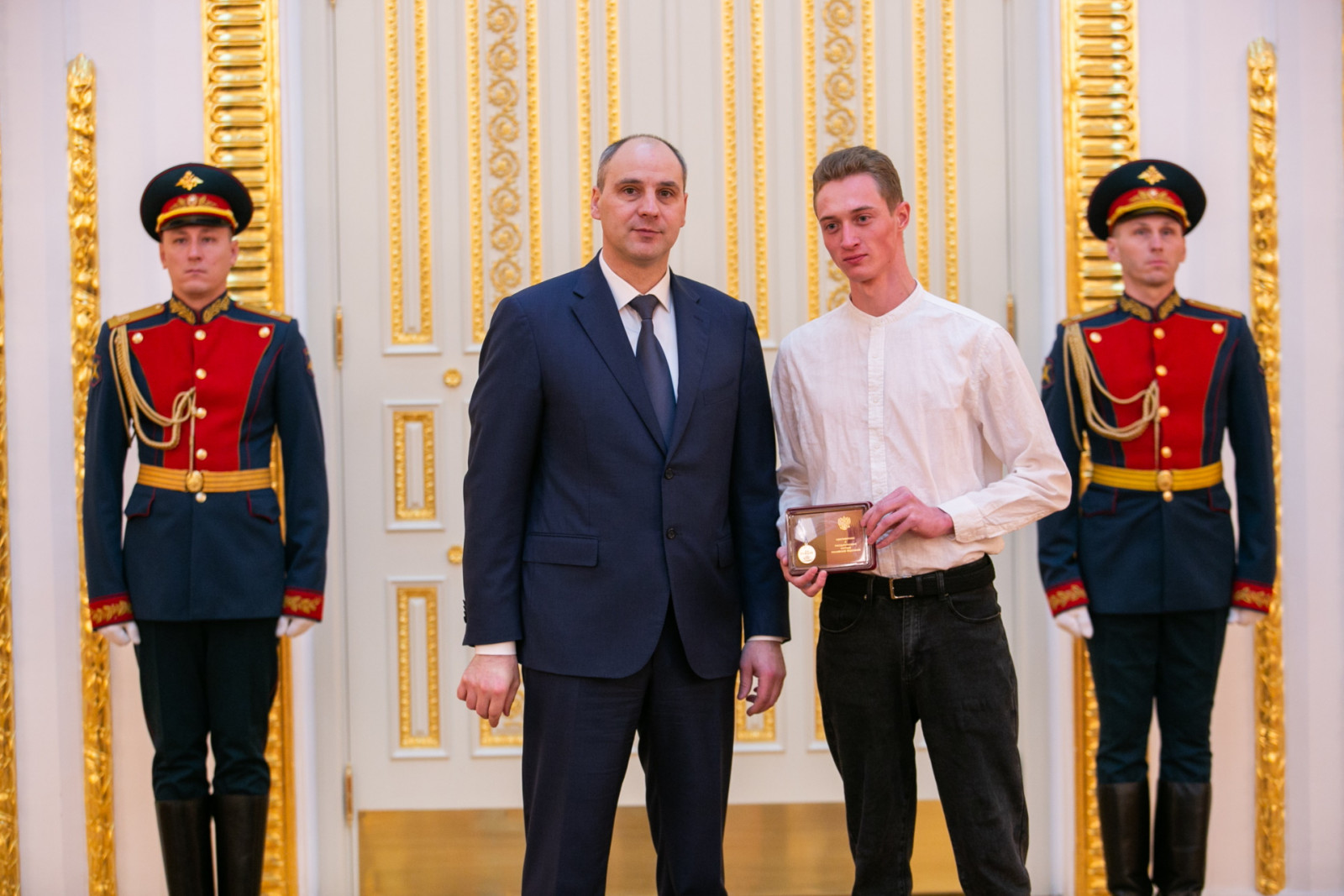 награждение 9 декабря. награждение героев россии в кремле. путин вручает награды в кремле. зал награждения в кремле путин. владимир путин вручил героям россии медали «золотая звезда».