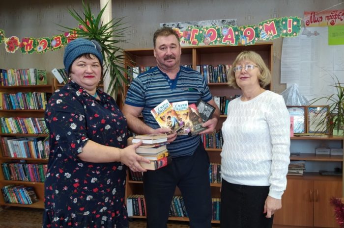 Многодетная приёмная семья из Новоорска подарила библиотеке книги