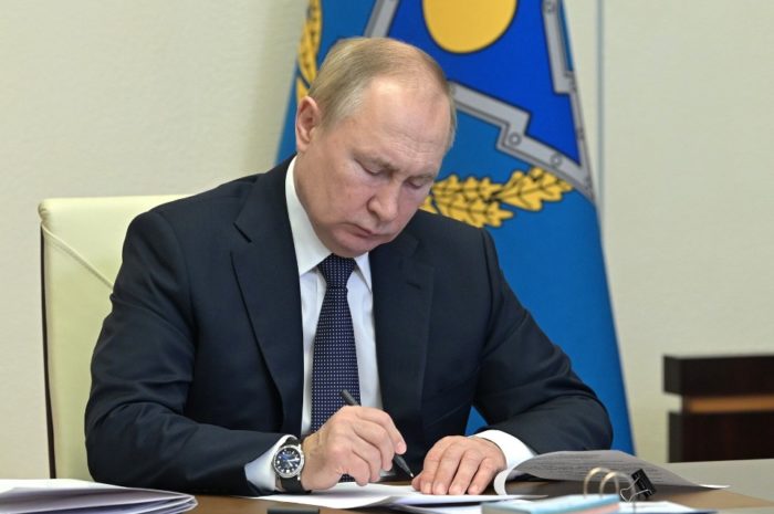 Владимир Путин подписал указ о дополнительных социальных гарантиях для военнослужащих