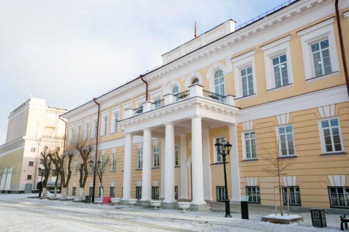 После капремонта фасаду Оренбургского физико-математического лицея вернули его исторический облик