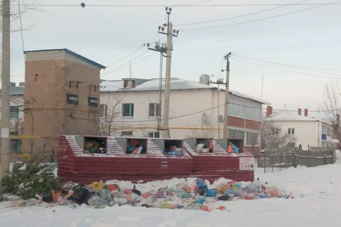 ООО «Природа» с потеплением начала приводить контейнерные площадки в Новоорске в порядок