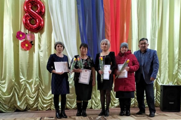 Женщин села Караганка Новоорского района поздравили с праздником
