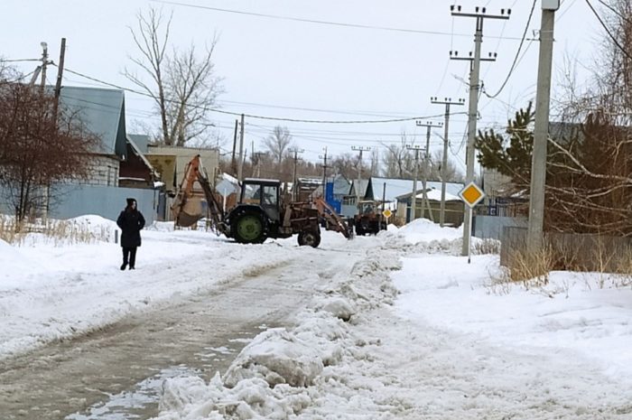 Дороги Новоорского поссовета расчищают от снежной каши