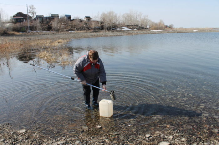 Воду Ириклинского водохранилища исследуют на химический состав
