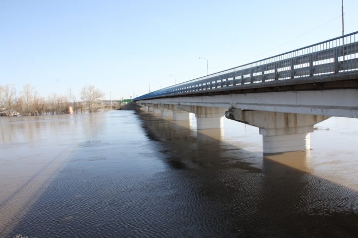 Вода в Кумачке в Новоорском районе всё прибывает