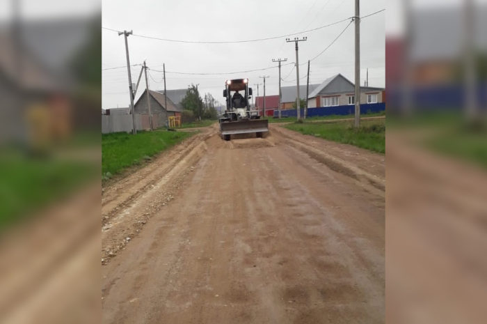 В микрорайоне «Регион» п. Новоорска, там, где была вода, работает грейдер