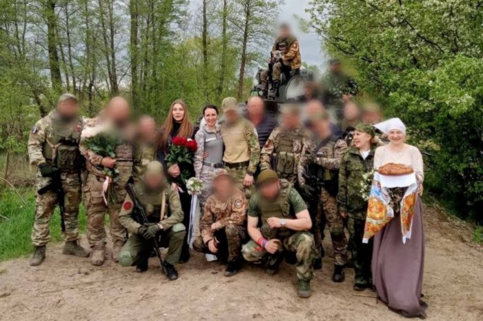 Оренбургские волонтеры доставили гуманитарный груз детям Луганска и побывали на свадьбе в зоне СВО