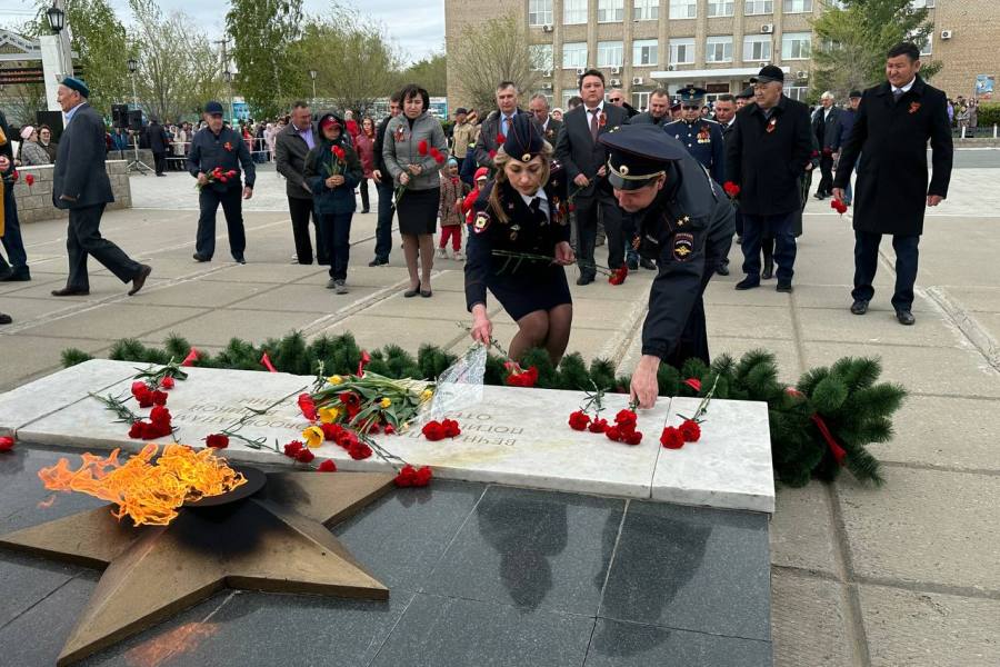 Линейка митинг на 9 мая. Митинг возле обелиска к Дню Победы в селе картинки. Фотографии семейные 9 мая возле Обелиск. Фото ко Дню Победы окло анжеромашзавода 2023.