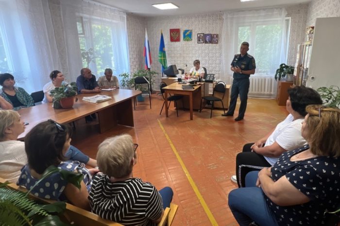 На сходе граждан села Чапаевка Новоорского района обсуждались меры профилактики пожаров
