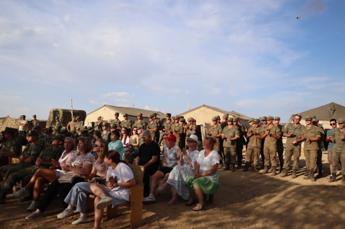 Новоорские волонтёры выступили с концертом перед военнослужащими в Ясном