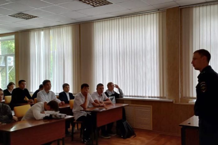 В рамках недели безопасности дорожного движения сотрудник Новоорской ГИБДД встретился со студентами техникума
