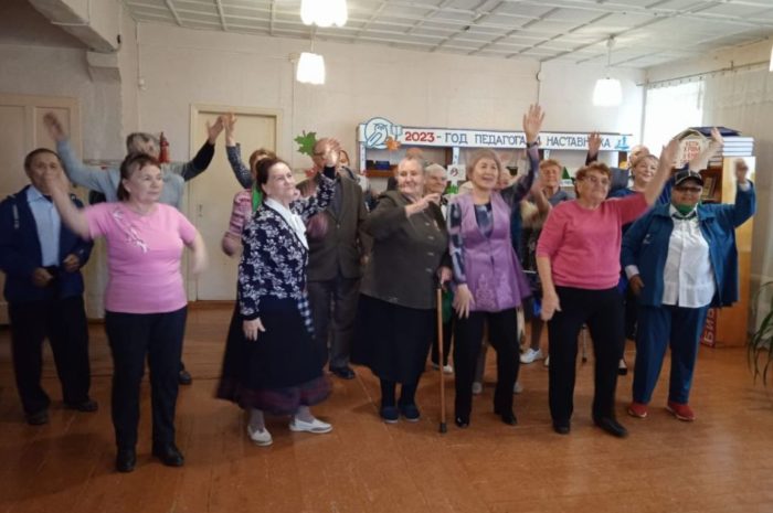 Участники клуба «Диалог» и получатели соцуслуг собрались в Новоорской библиотеке на «Активное долголетие в ритме танца»