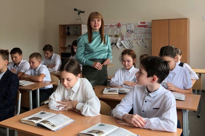«Новоорская газета» поздравляет всех работников образования с Днём учителя!