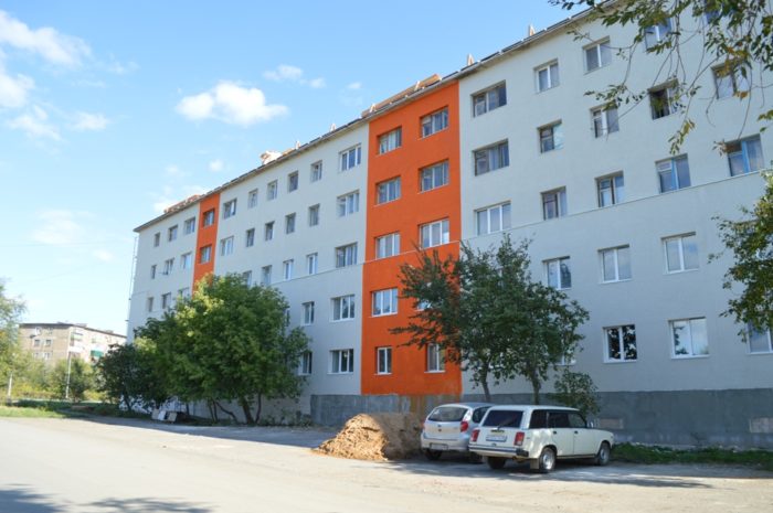 Яркие штрихи нового фасада дома в поселке Энергетике Новоорского района