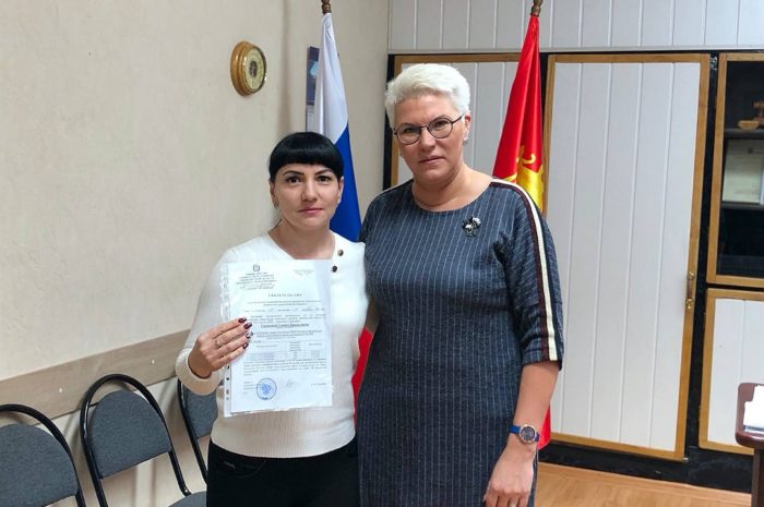 Елена Семёнова вручила жилищный сертификат семье из Новоорского района