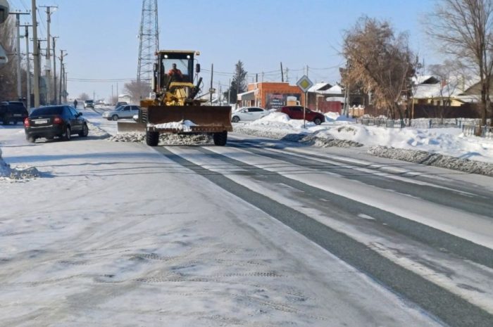 На дорогах посёлка Новоорска идёт борьба со снежной колеёй