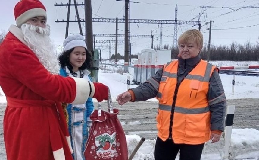 Набор для творчества Новогодние игрушки из гипса (ёлочка+дед мороз+снежинка)