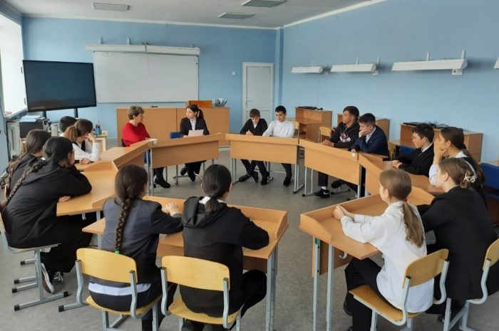 Учащиеся Гранитовской школы Новоорского района провели «Классную встречу» с многодетной мамой