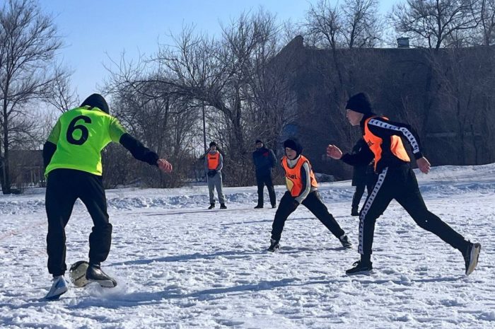 В селе Кумак школьники Новоорского района сыграли в футбол на снегу