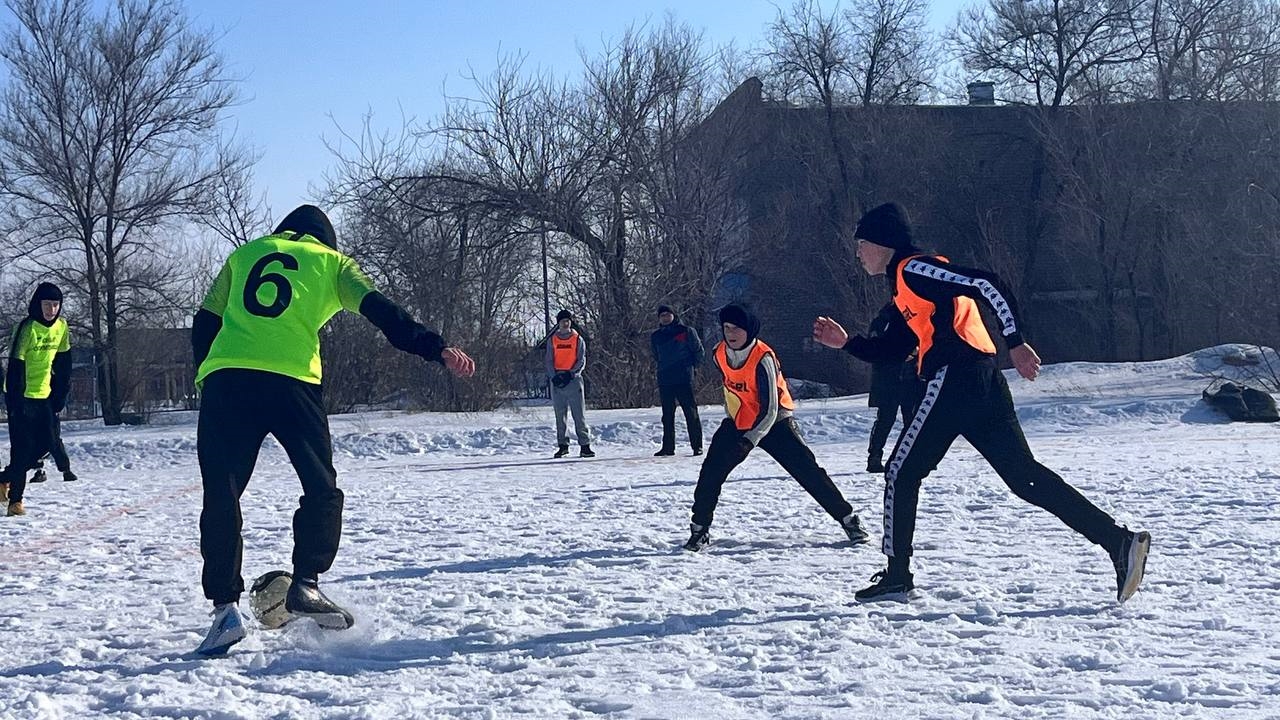 В селе Кумак школьники Новоорского района сыграли в футбол на снегу -  Новоорская газета