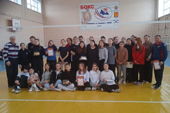 В Новоорской спортивной школе состоялся праздничный волейбольный турнир