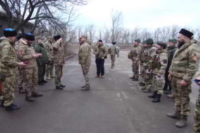 Бойцам БАРС-6 в зоне СВО вручили награды. В их числе и директору РИД «Новоорская газета» Андрею Клюшину