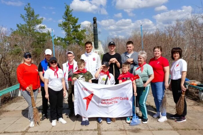 Первые Новоорского и Адамовского районов чтят память летчика-космонавта Владимира Комарова