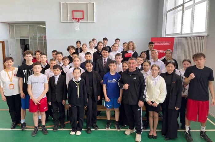 Учащиеся Гранитовской школы провели «Классную встречу» с тренером по боксу