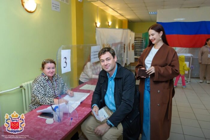 В дни выборов жители Оренбуржья приходят на избирательные участки семьями