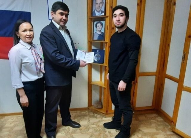 Кадровый центр Новоорска помог местному жителю Рустаму Баймухамбетову найти работу