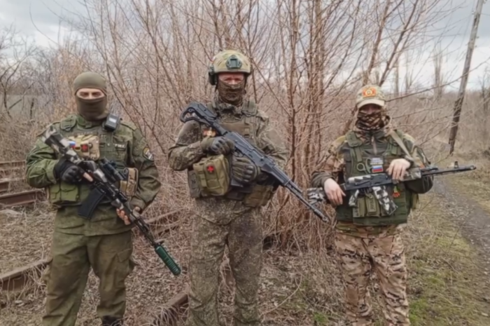 Оренбургских женщин с Международным женским днем поздравили бойцы батальона БАРС-6