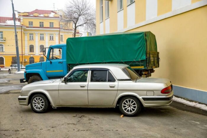 Оренбургская областная филармония передала два автомобиля бойцам СВО